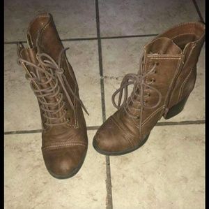 Zip up brown boot heels